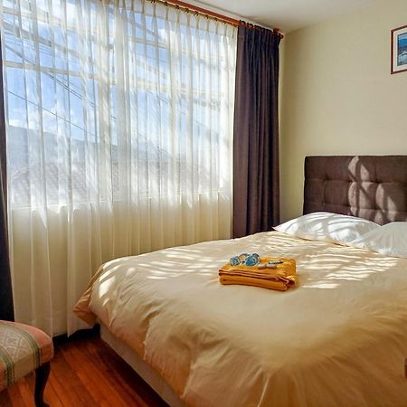 The Quito Guest House With Yellow Balconies For Travellers Екстериор снимка