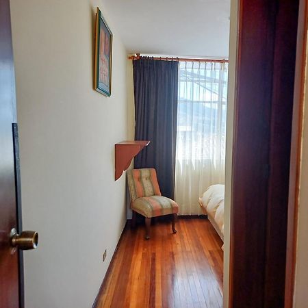 The Quito Guest House With Yellow Balconies For Travellers Екстериор снимка