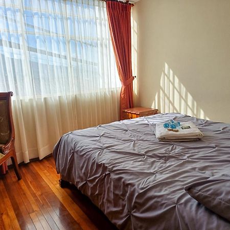 The Quito Guest House With Yellow Balconies For Travellers Екстериор снимка