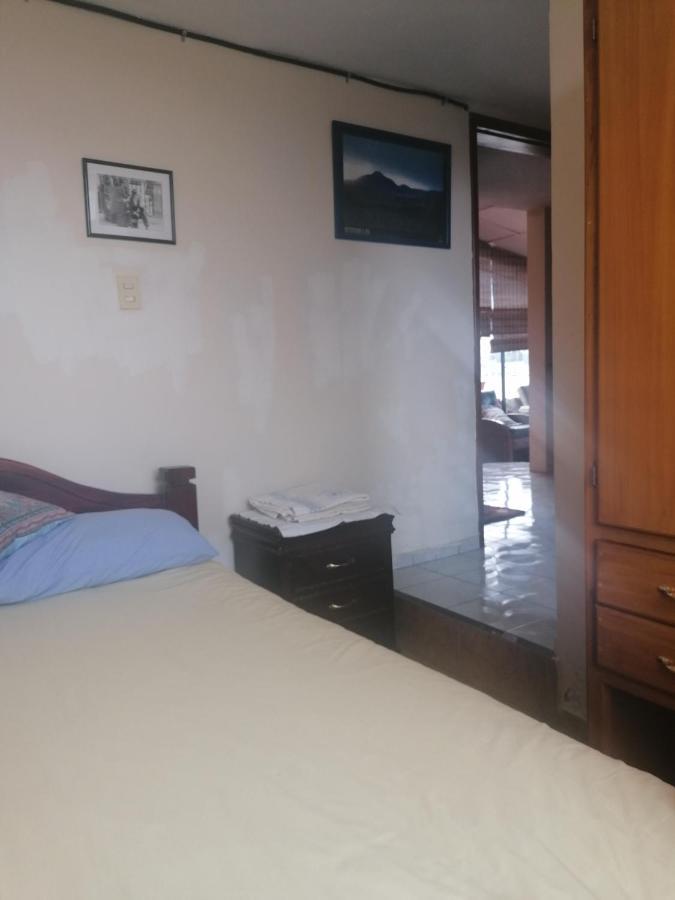 The Quito Guest House With Yellow Balconies For Travellers Екстериор снимка