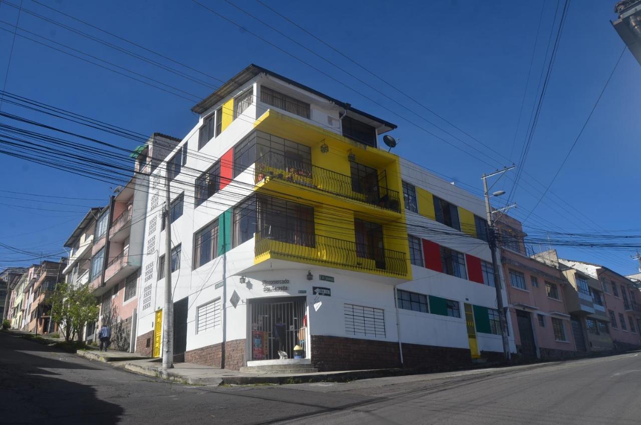 The Quito Guest House With Yellow Balconies For Travellers Екстериор снимка
