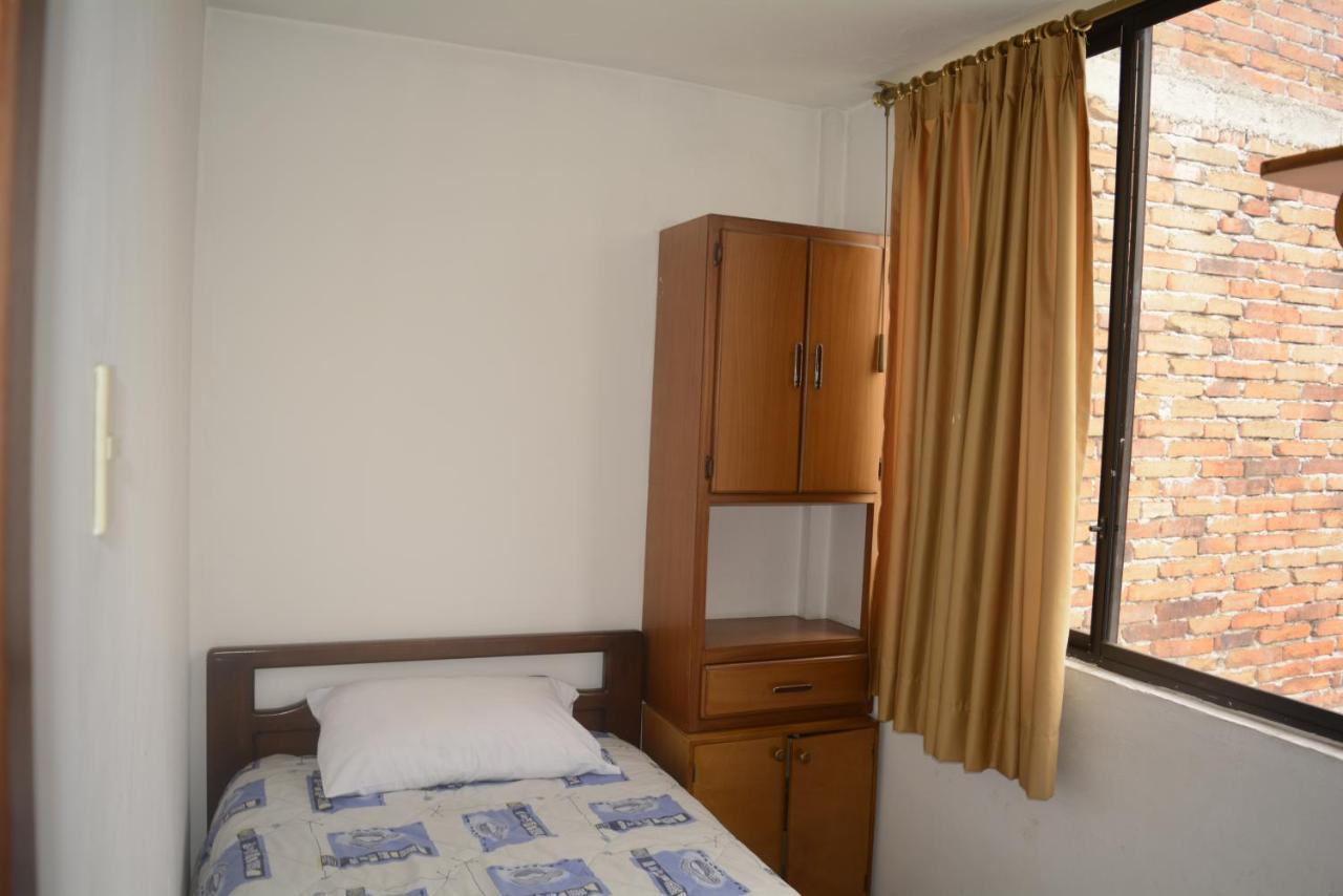 The Quito Guest House With Yellow Balconies For Travellers Екстериор снимка