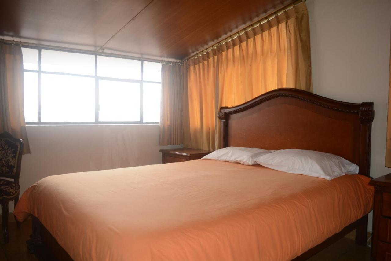 The Quito Guest House With Yellow Balconies For Travellers Екстериор снимка