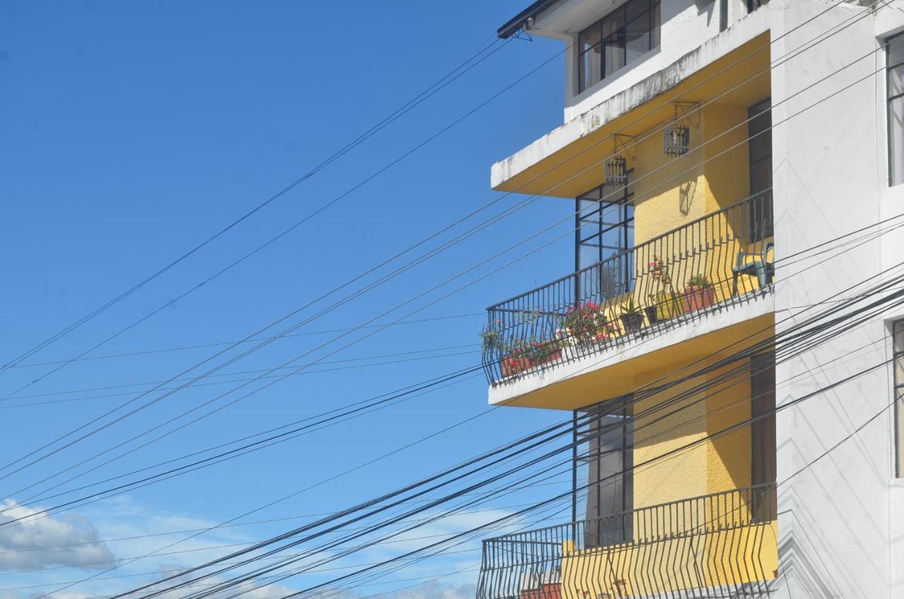 The Quito Guest House With Yellow Balconies For Travellers Екстериор снимка