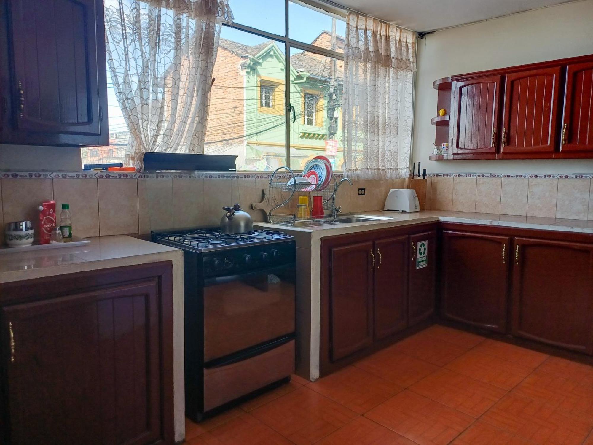 The Quito Guest House With Yellow Balconies For Travellers Екстериор снимка