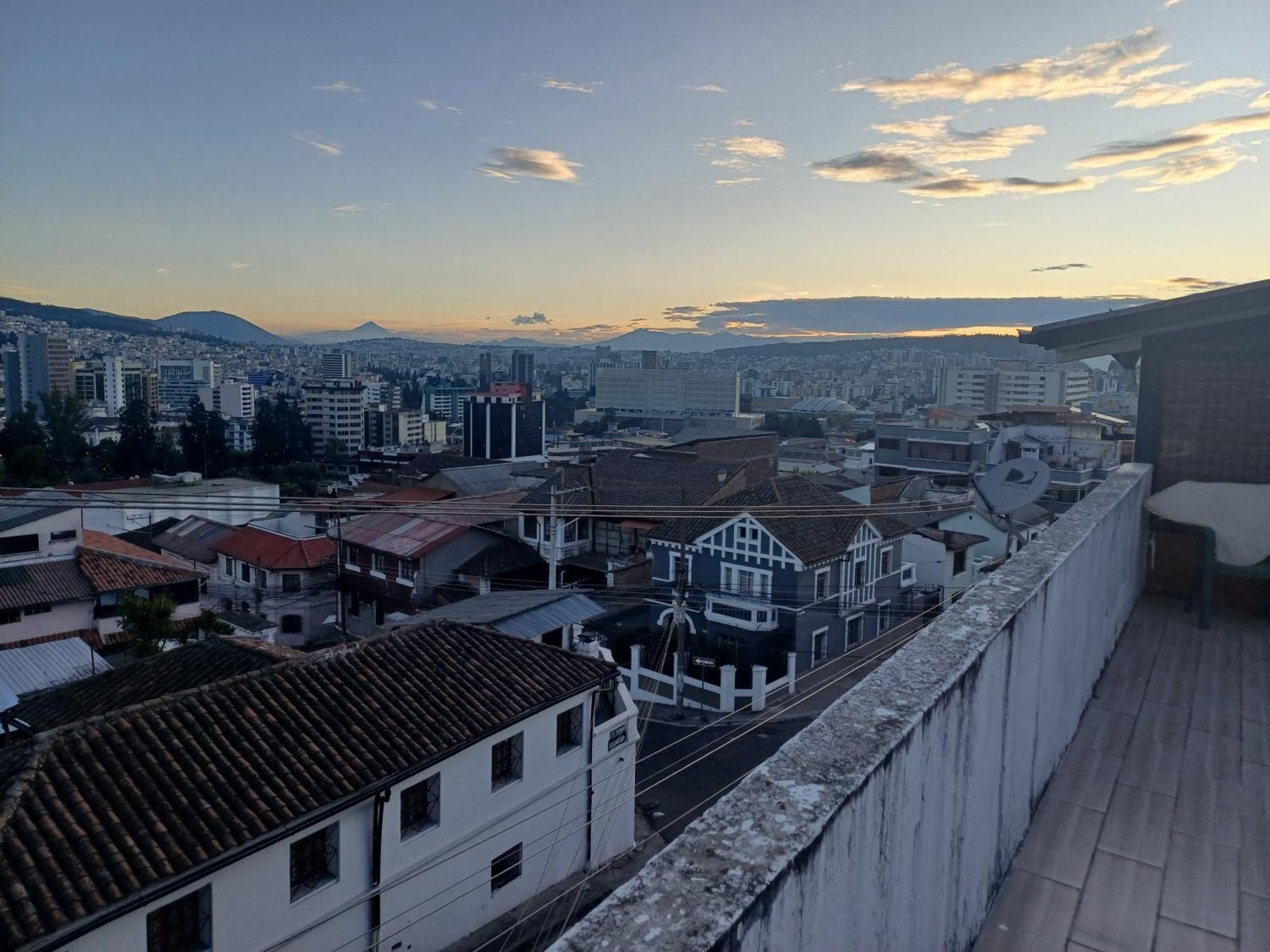 The Quito Guest House With Yellow Balconies For Travellers Екстериор снимка