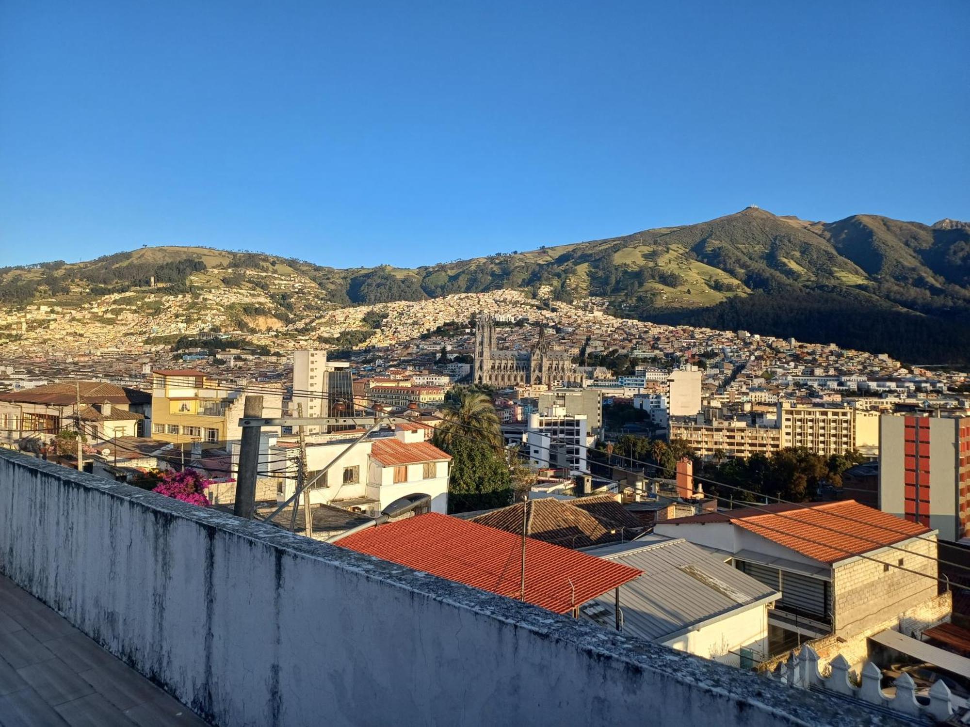 The Quito Guest House With Yellow Balconies For Travellers Екстериор снимка