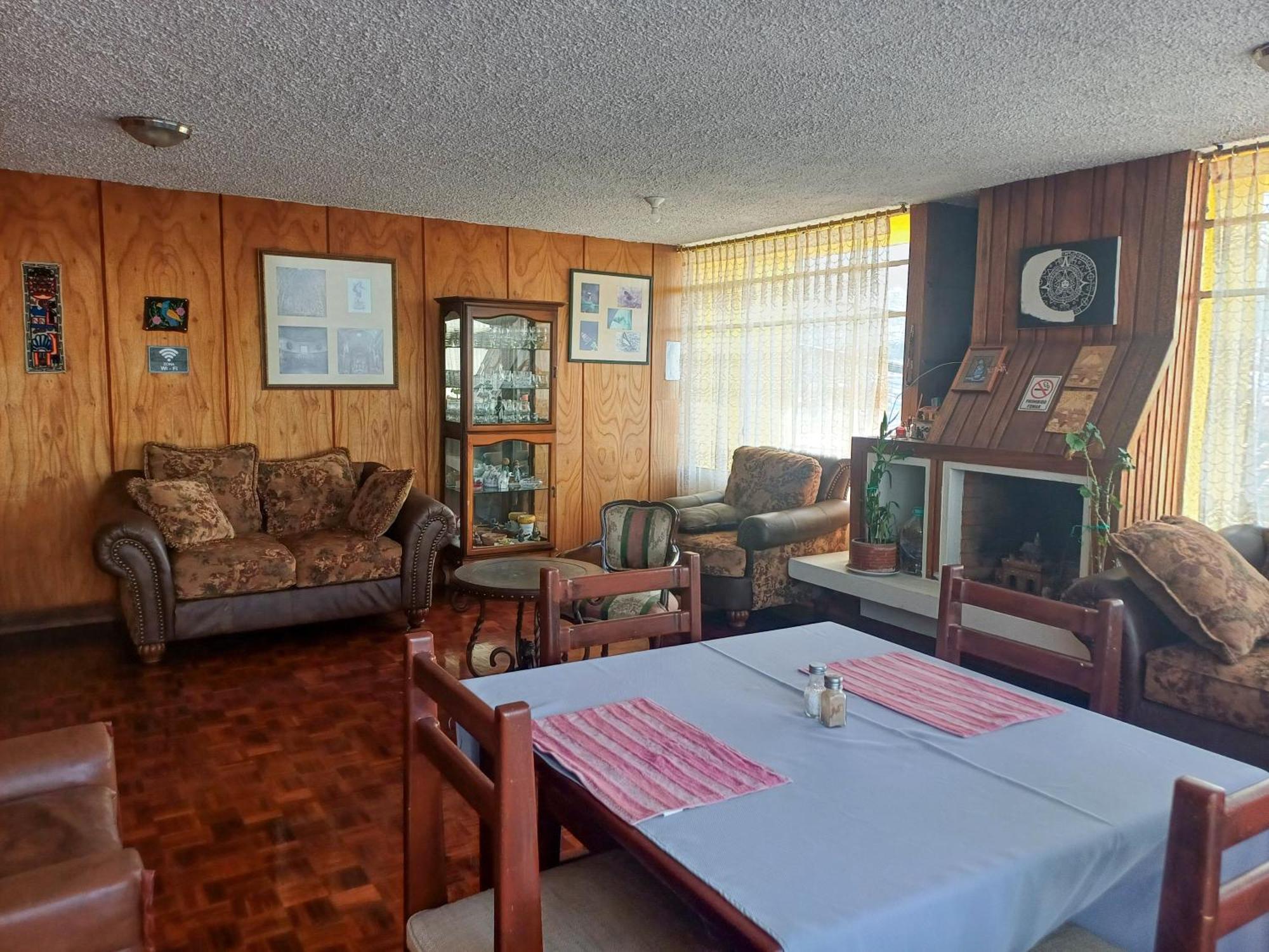 The Quito Guest House With Yellow Balconies For Travellers Екстериор снимка
