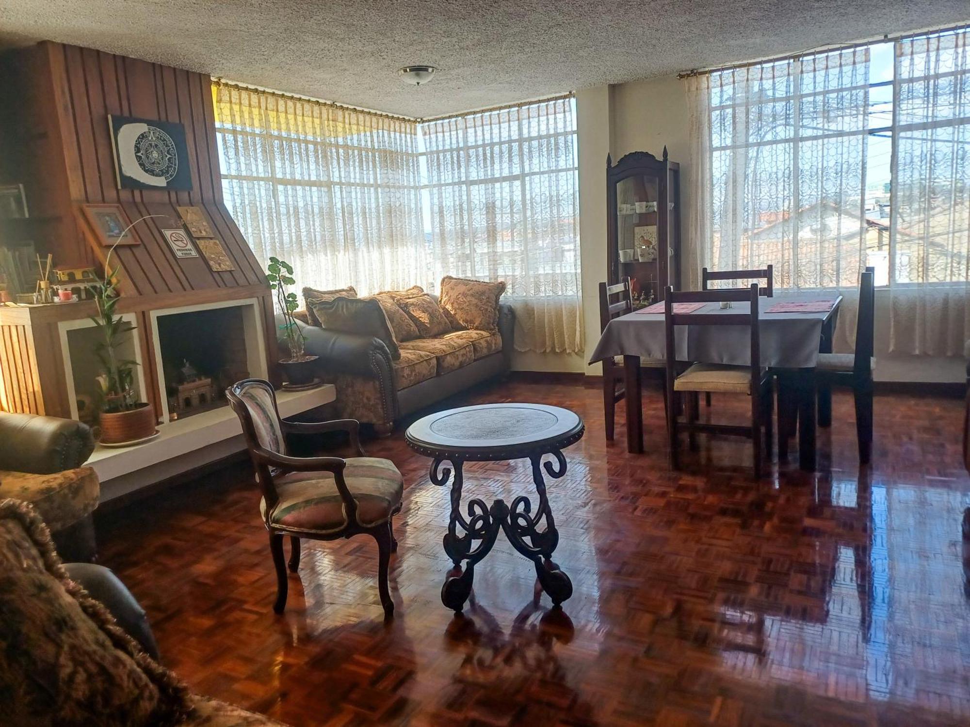 The Quito Guest House With Yellow Balconies For Travellers Екстериор снимка