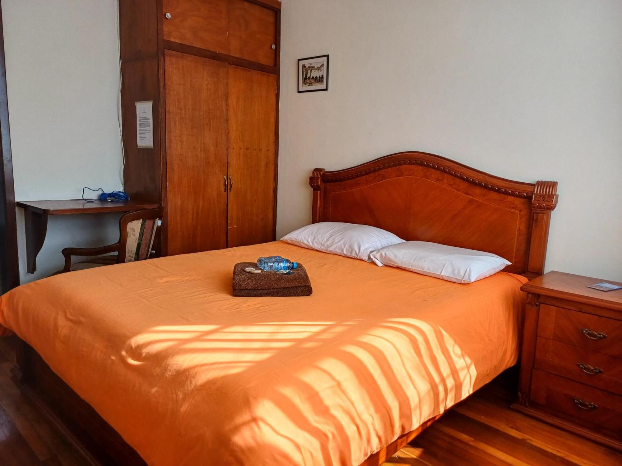 The Quito Guest House With Yellow Balconies For Travellers Екстериор снимка