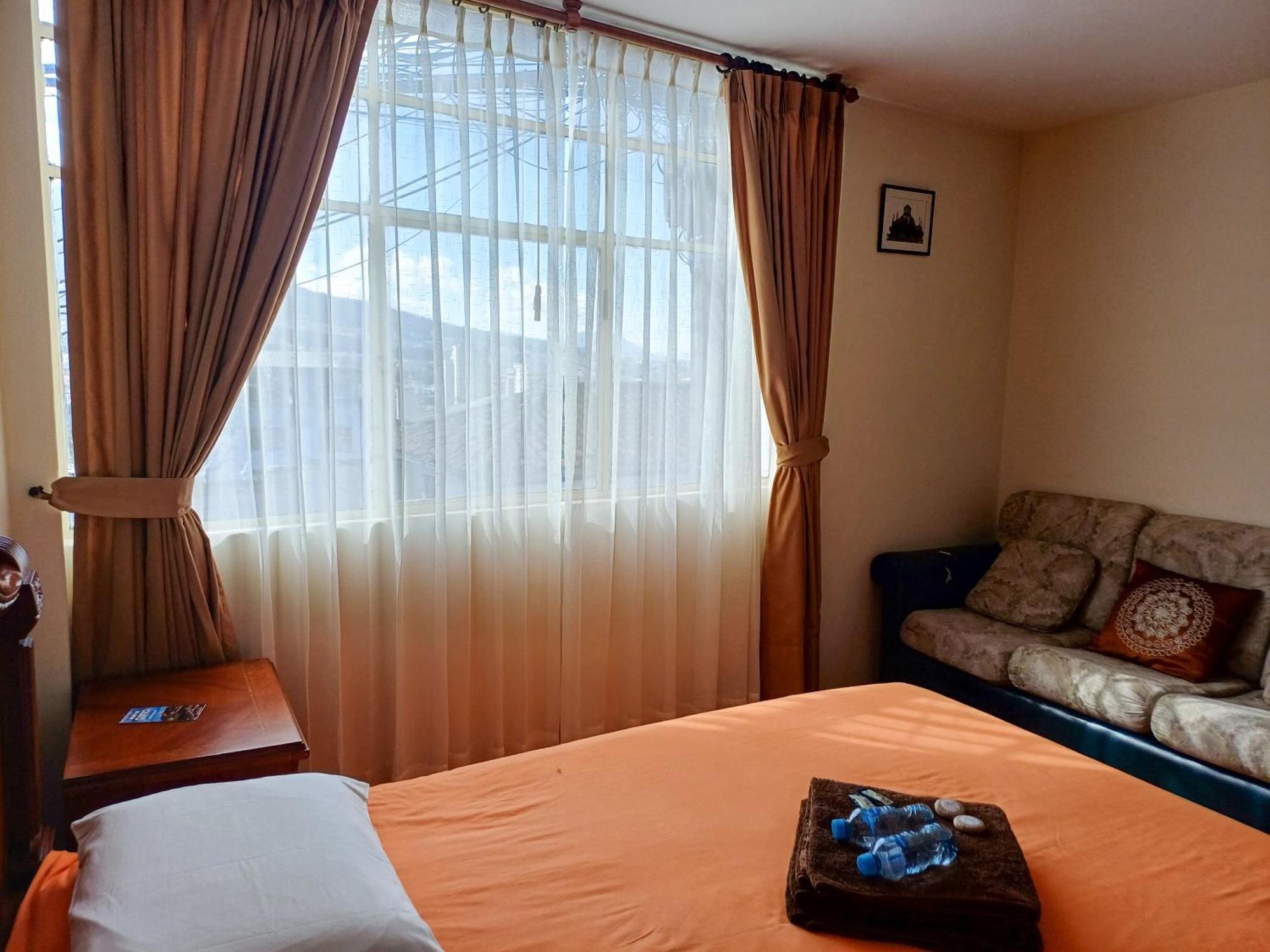 The Quito Guest House With Yellow Balconies For Travellers Екстериор снимка