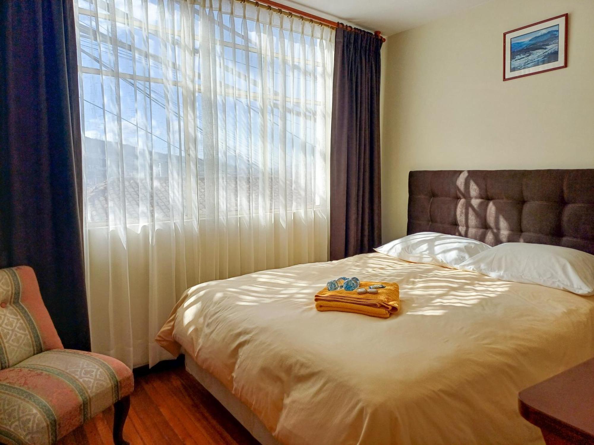 The Quito Guest House With Yellow Balconies For Travellers Екстериор снимка