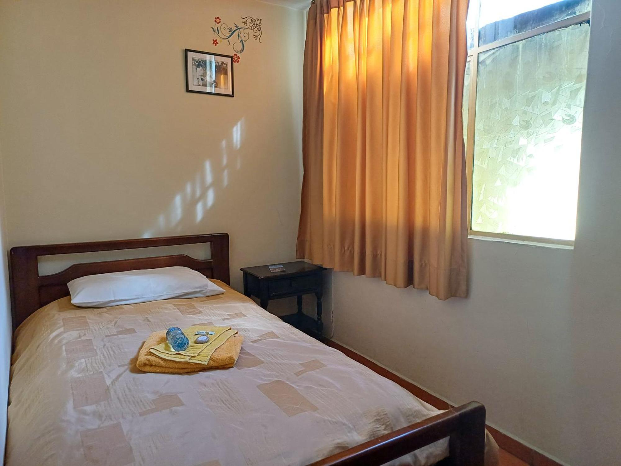 The Quito Guest House With Yellow Balconies For Travellers Екстериор снимка
