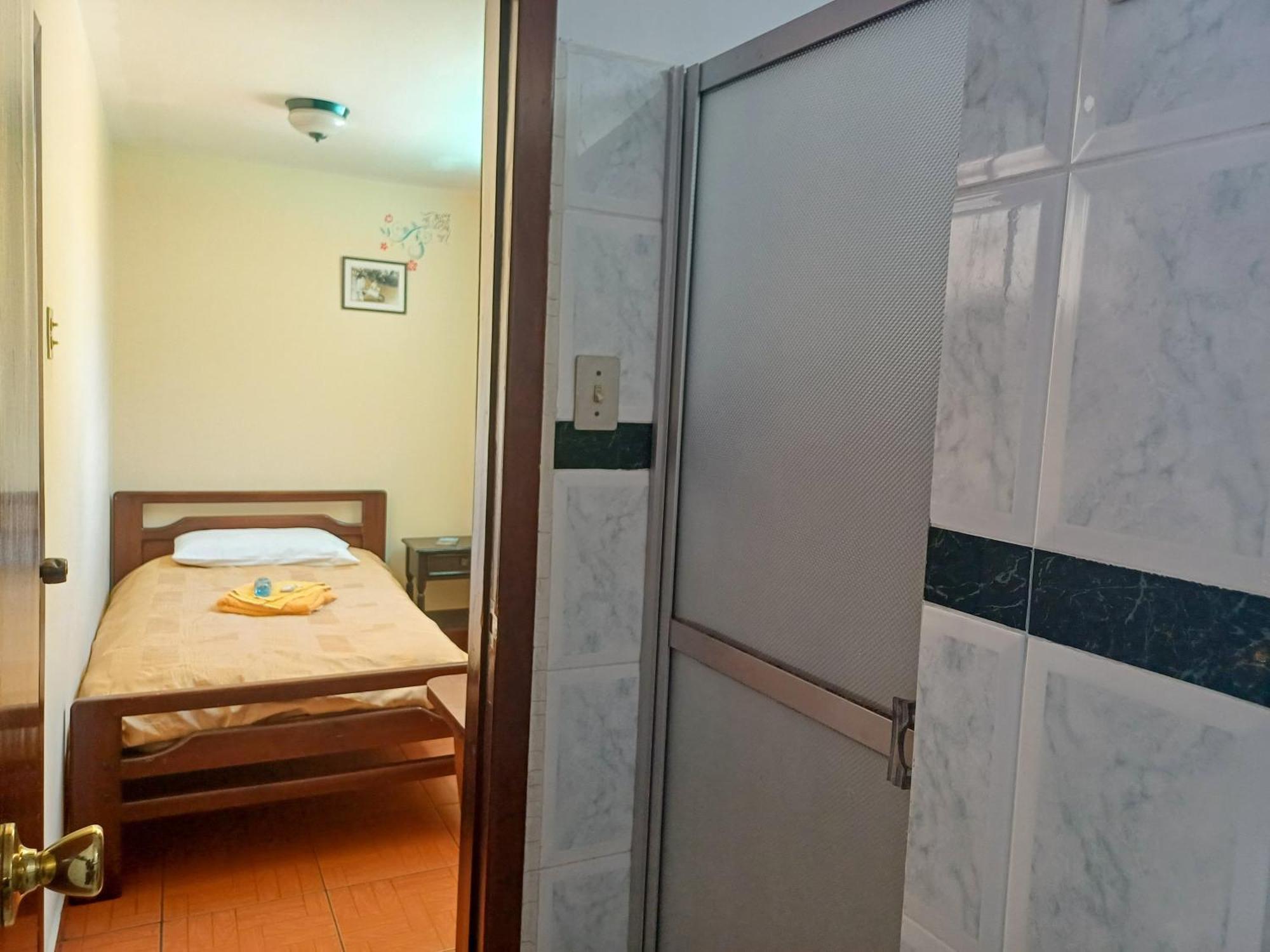The Quito Guest House With Yellow Balconies For Travellers Екстериор снимка