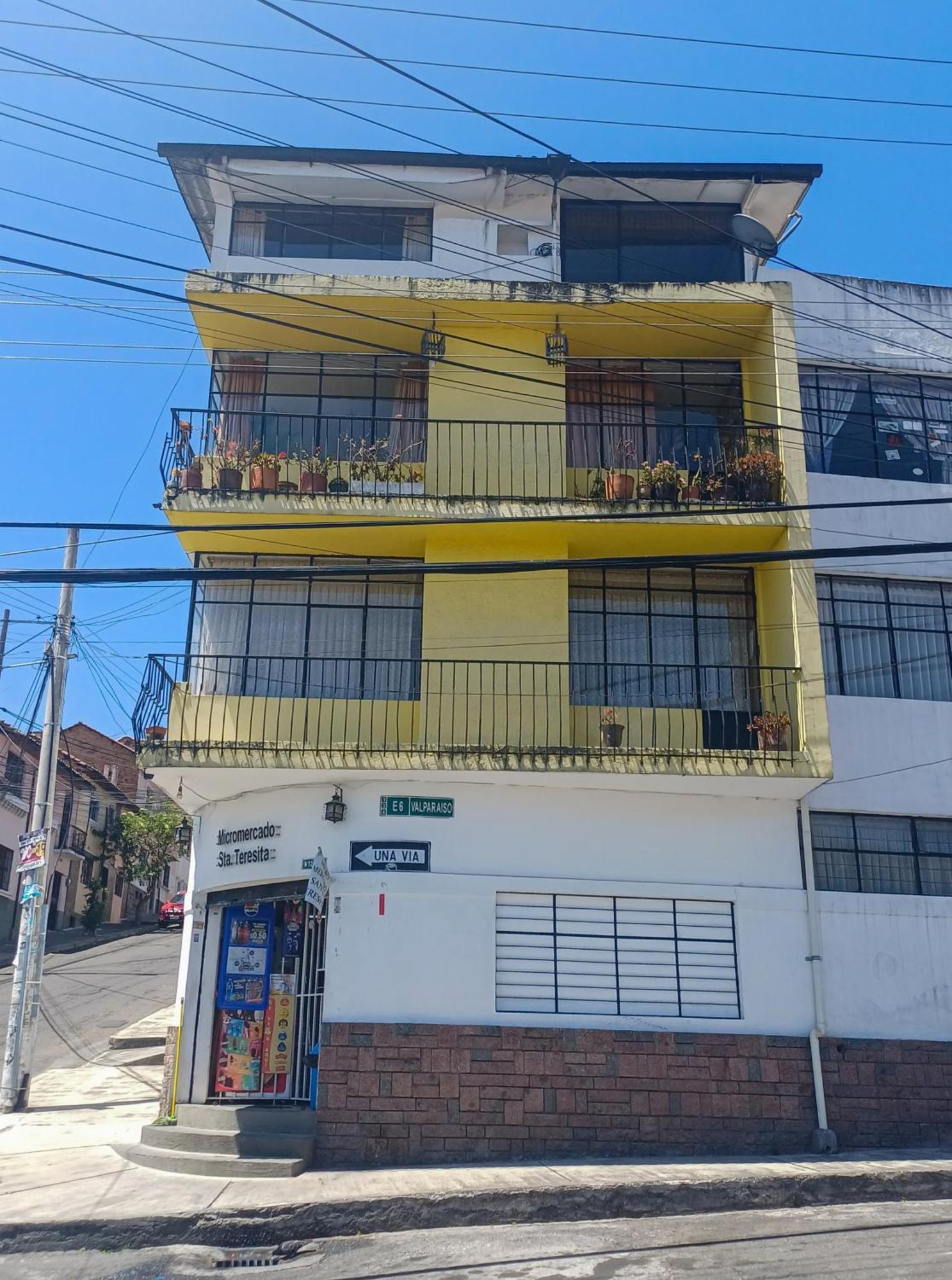 The Quito Guest House With Yellow Balconies For Travellers Екстериор снимка
