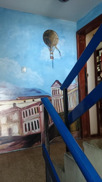 The Quito Guest House With Yellow Balconies For Travellers Екстериор снимка