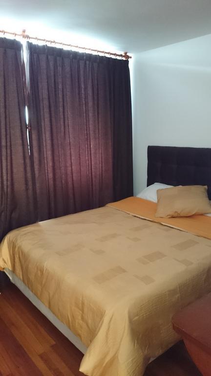The Quito Guest House With Yellow Balconies For Travellers Стая снимка