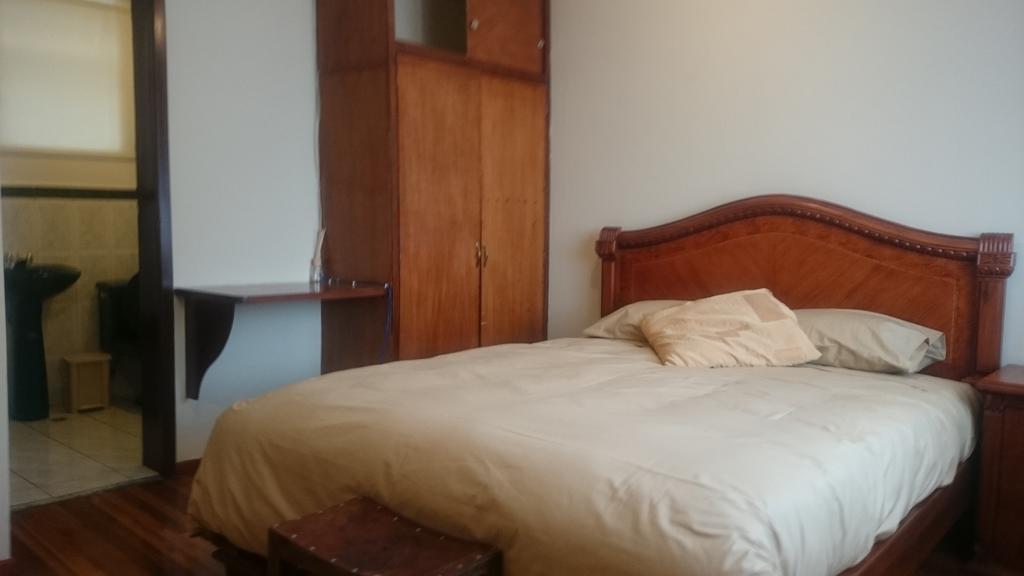 The Quito Guest House With Yellow Balconies For Travellers Екстериор снимка