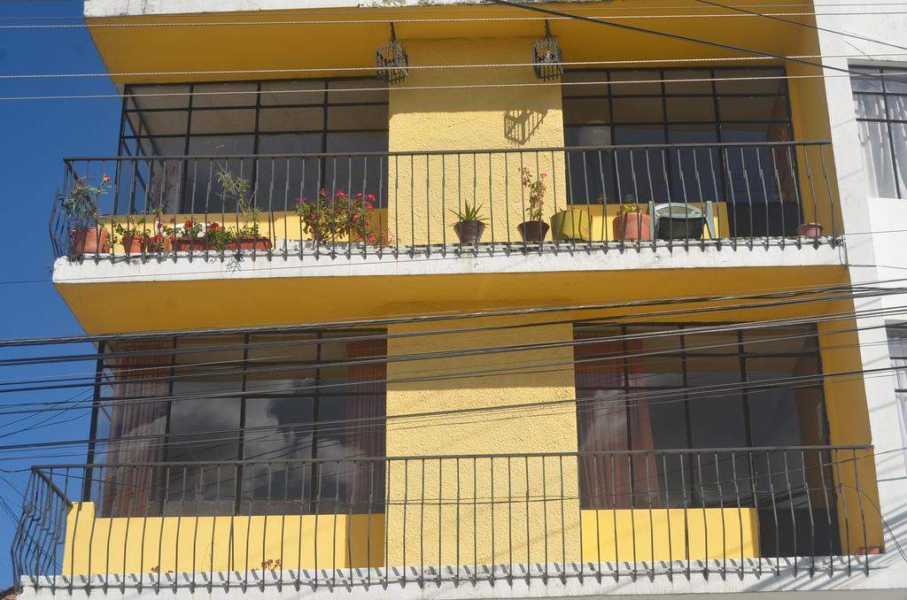 The Quito Guest House With Yellow Balconies For Travellers Екстериор снимка