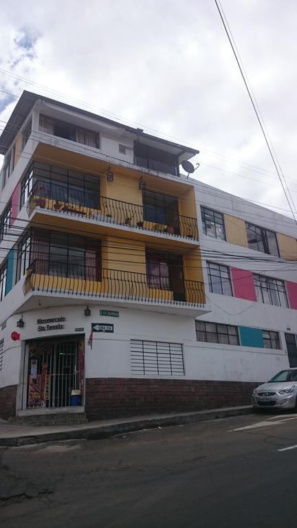 The Quito Guest House With Yellow Balconies For Travellers Екстериор снимка