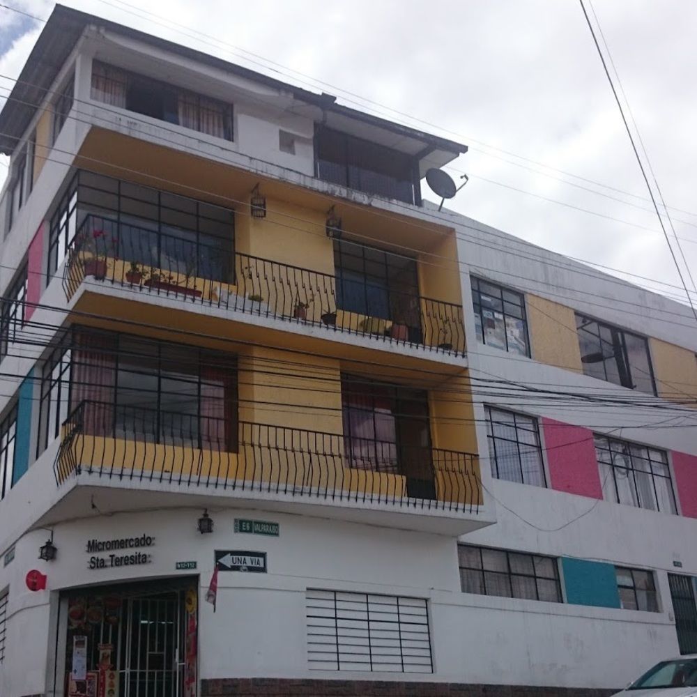 The Quito Guest House With Yellow Balconies For Travellers Екстериор снимка