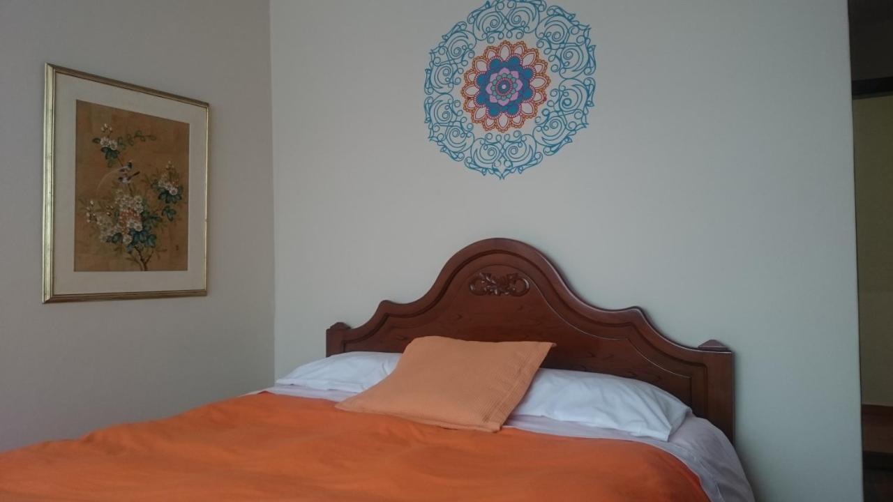 The Quito Guest House With Yellow Balconies For Travellers Екстериор снимка