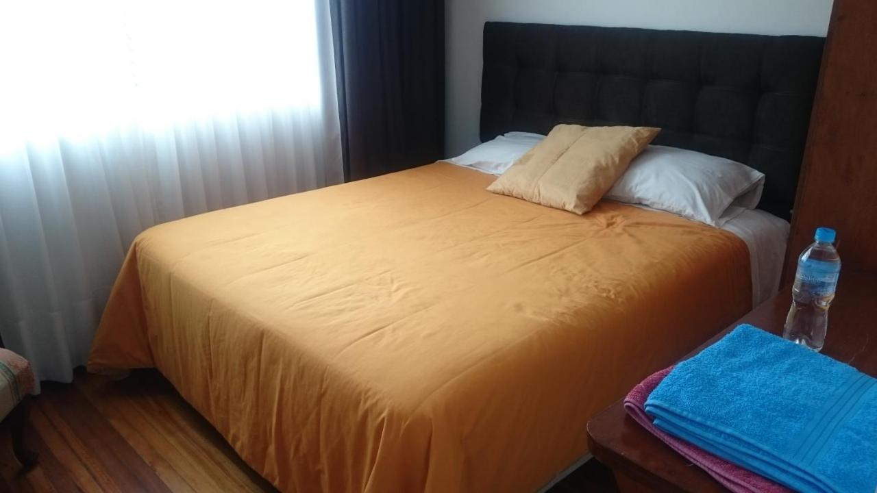 The Quito Guest House With Yellow Balconies For Travellers Екстериор снимка