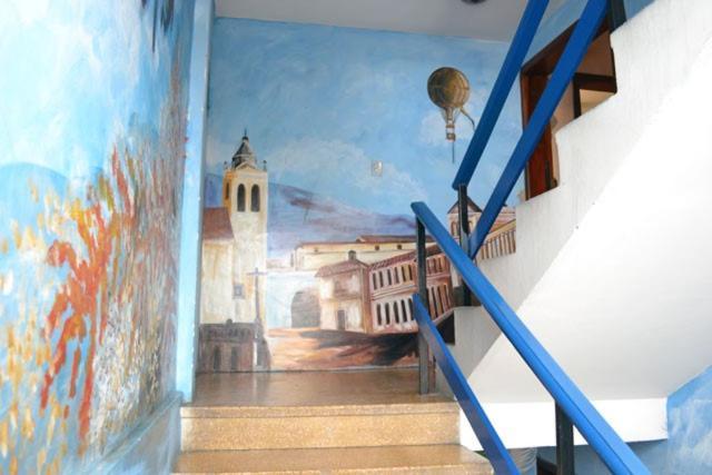 The Quito Guest House With Yellow Balconies For Travellers Екстериор снимка