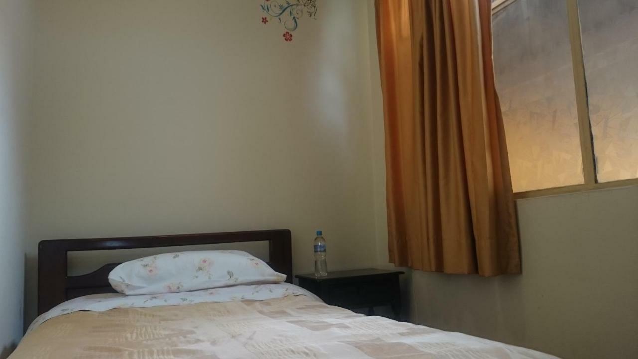 The Quito Guest House With Yellow Balconies For Travellers Екстериор снимка
